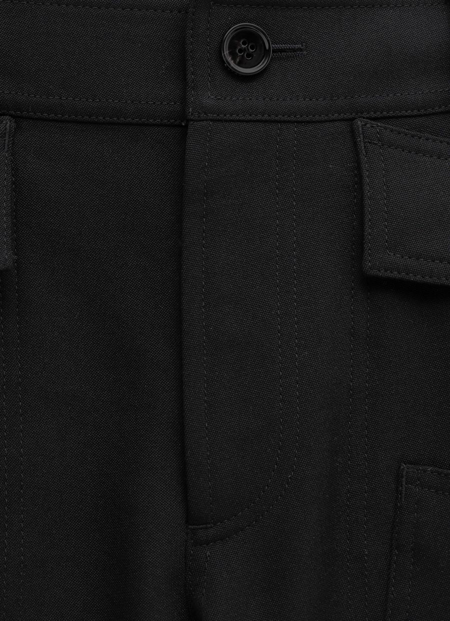 Pantalón corto con diseño de paneles
