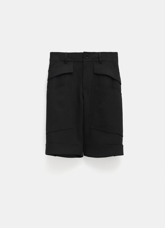 Pantalón corto con diseño de paneles