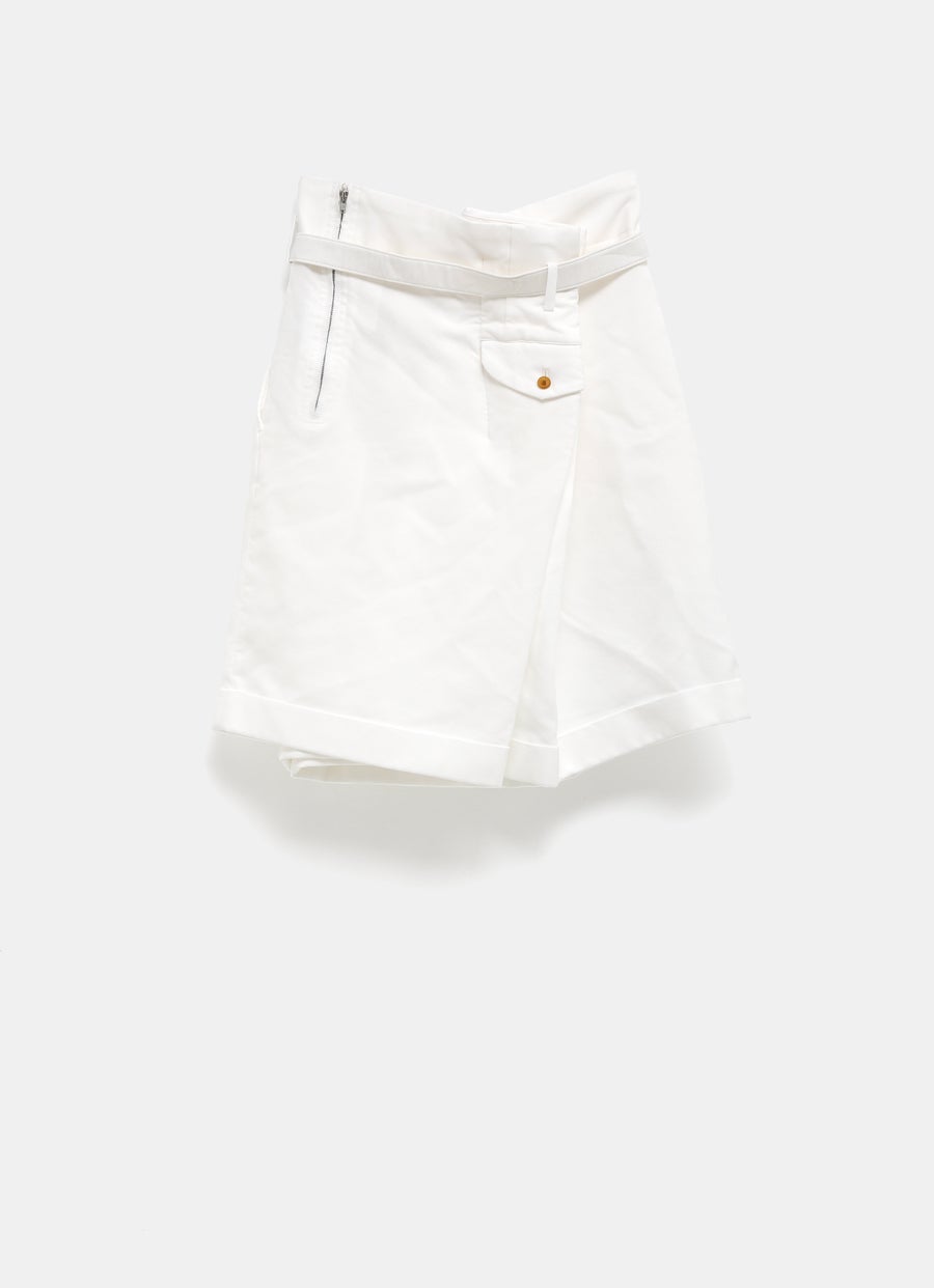 Pantalón corto con pliegues