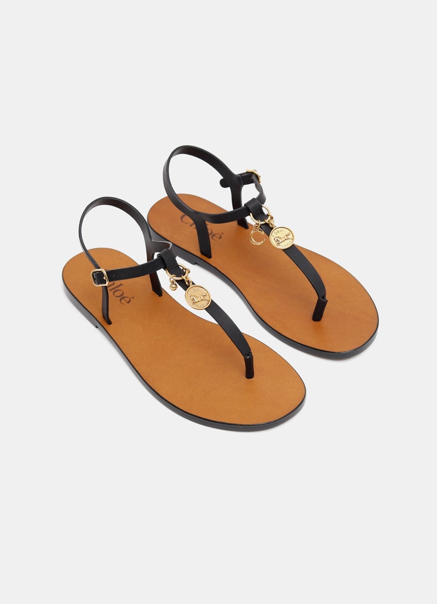 Sandalia plana con charms