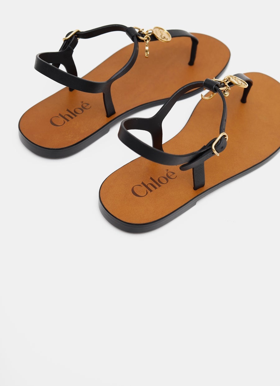 Sandalia plana con charms