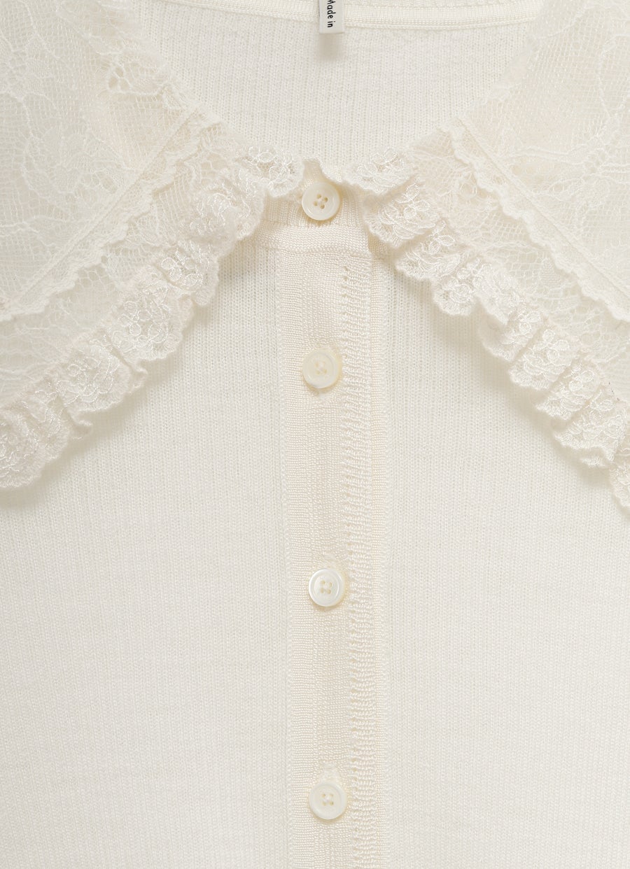 Top con cuello de encaje