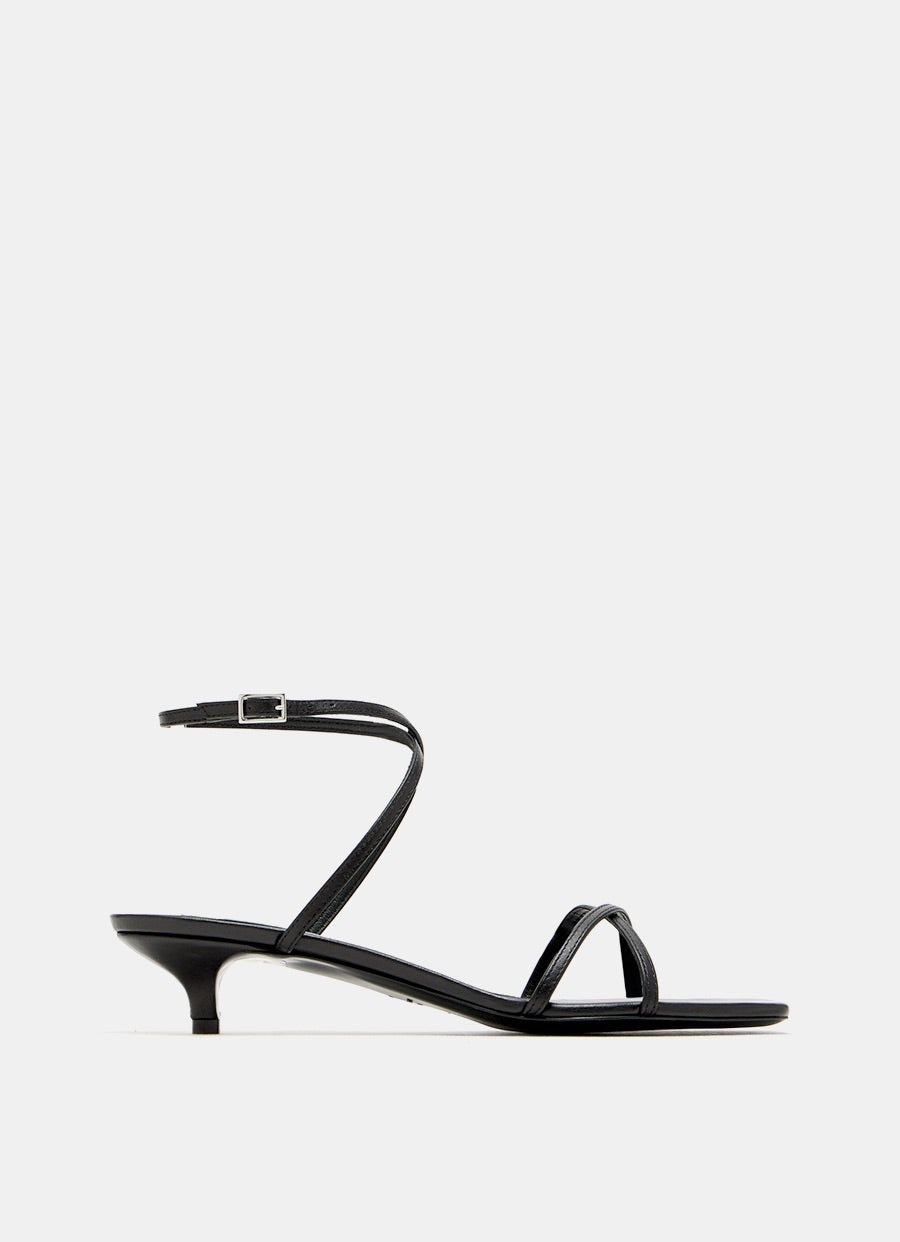 Sandalia con tiras de piel