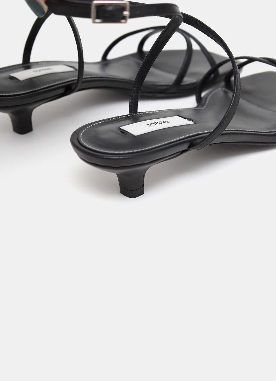 Sandalia con tiras de piel