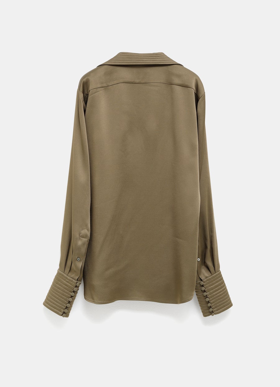 Camisa con cuello abierto