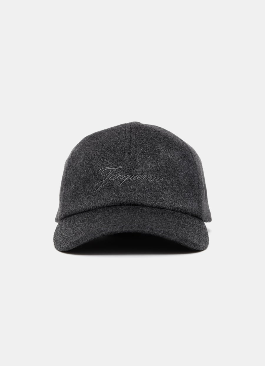 Gorra de lana bordada