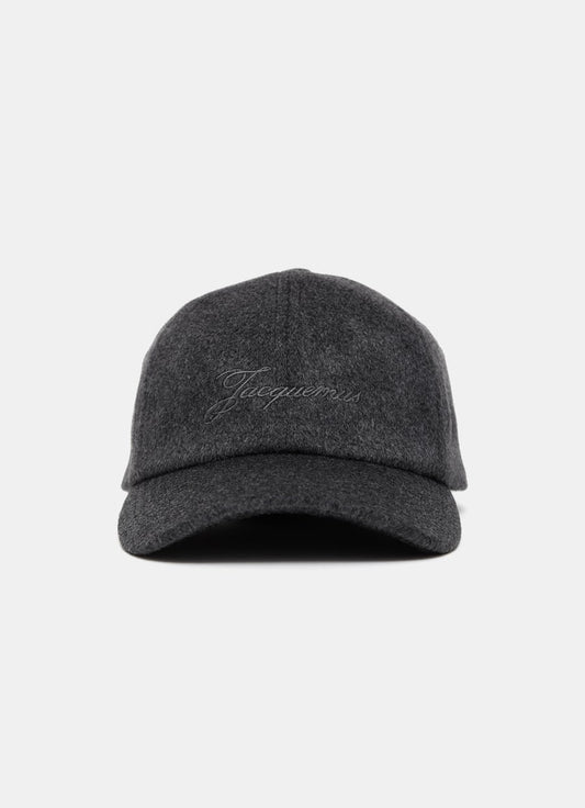 Gorra de lana bordada