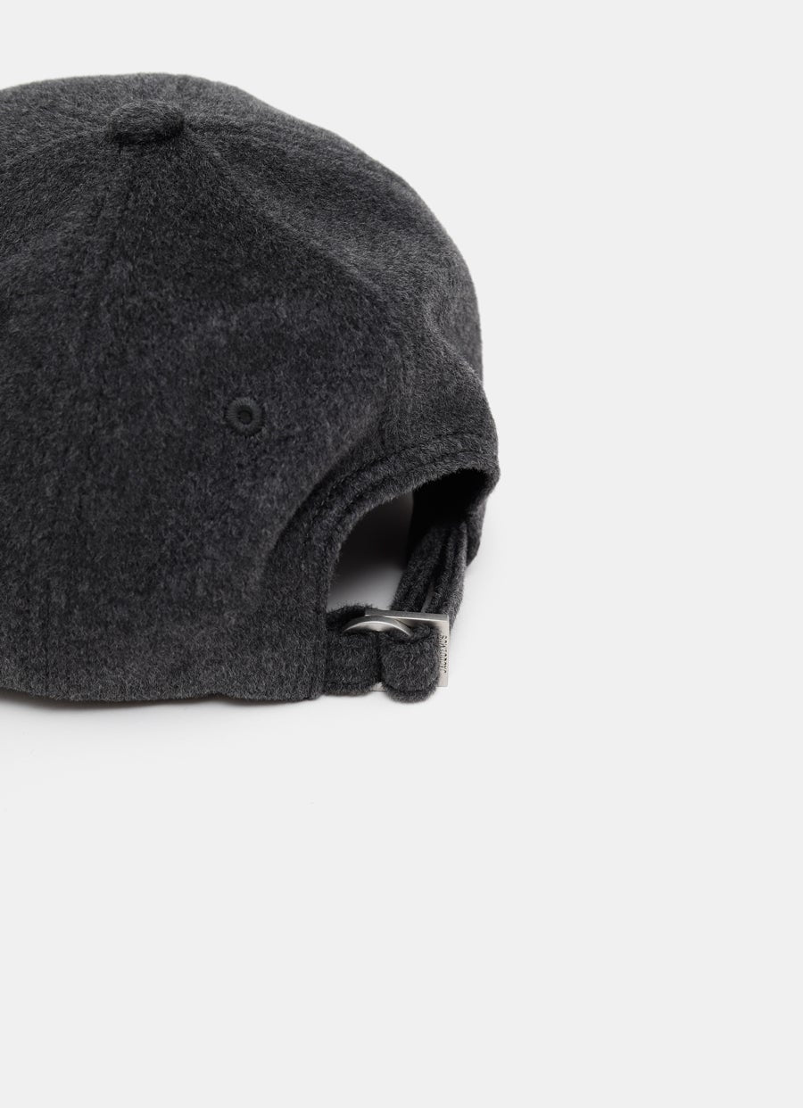 Gorra de lana bordada