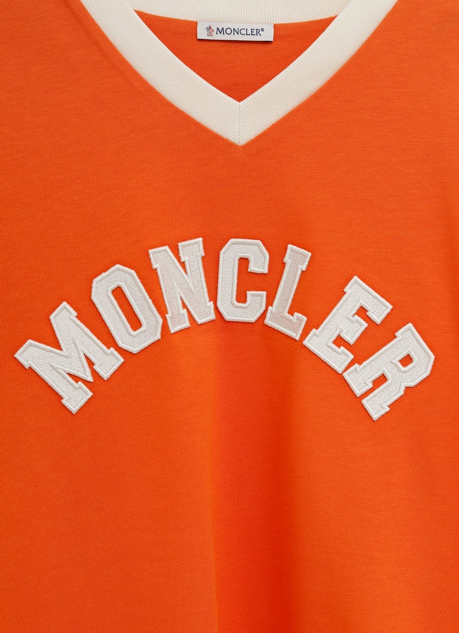 Camiseta con cuello de pico para hombre