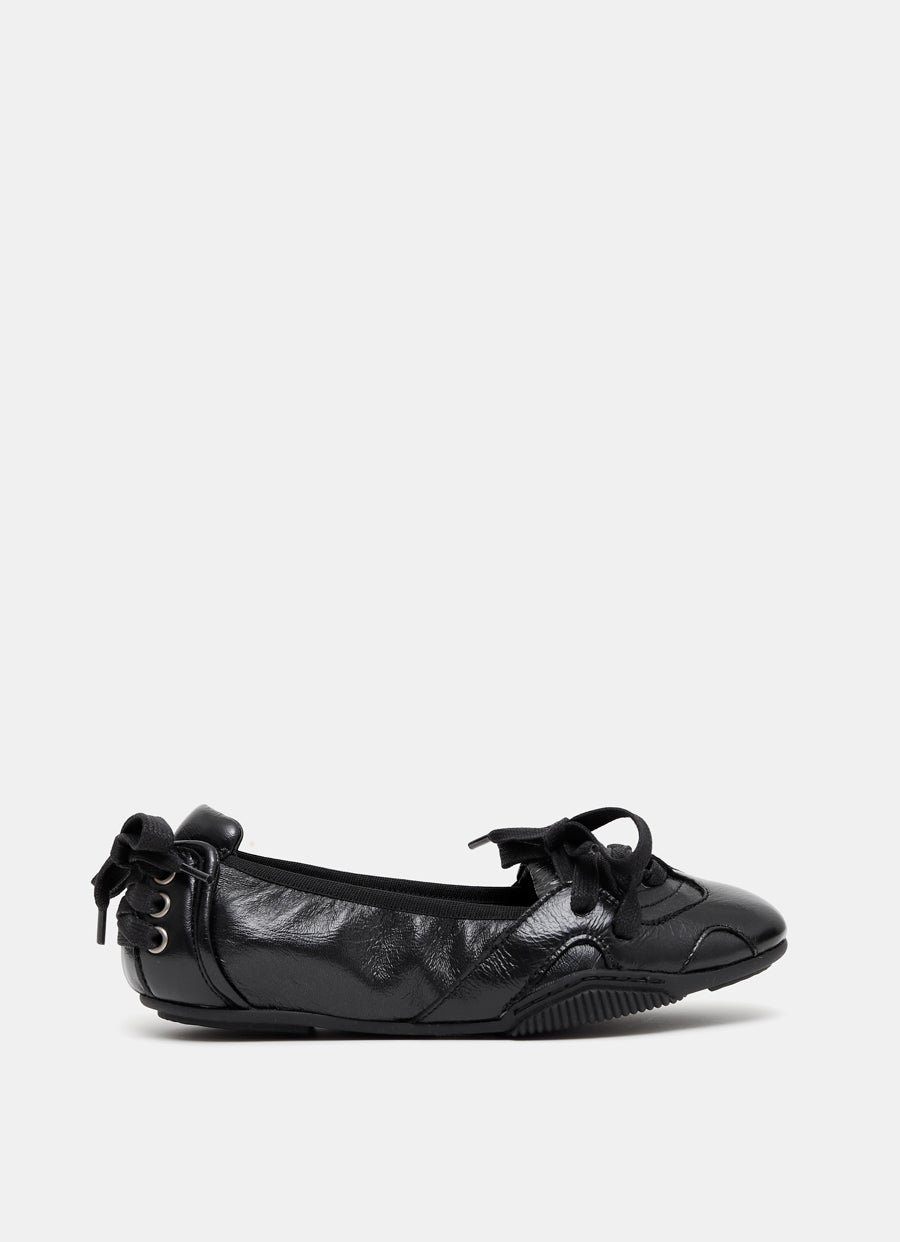 Zapatilla de piel con cordones