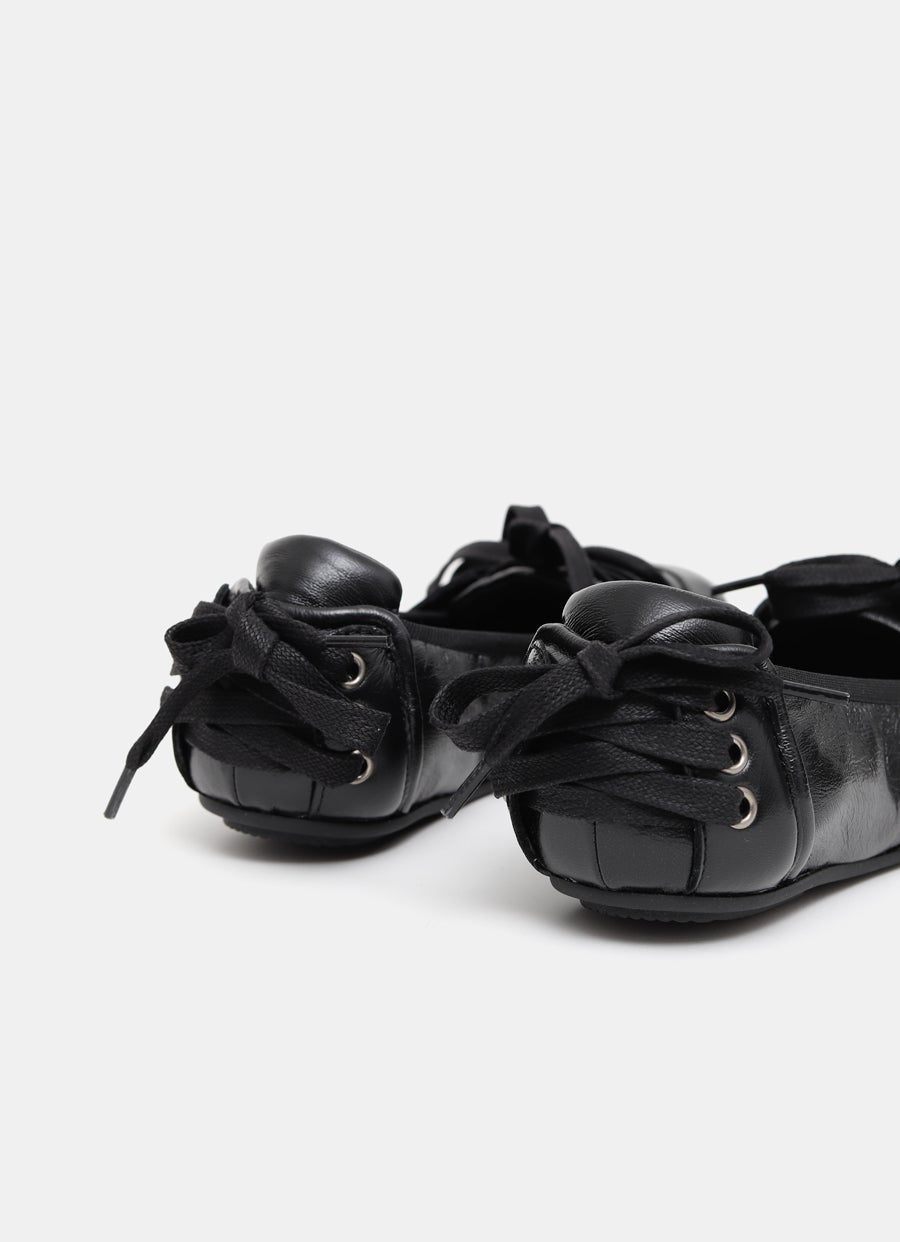 Zapatilla de piel con cordones