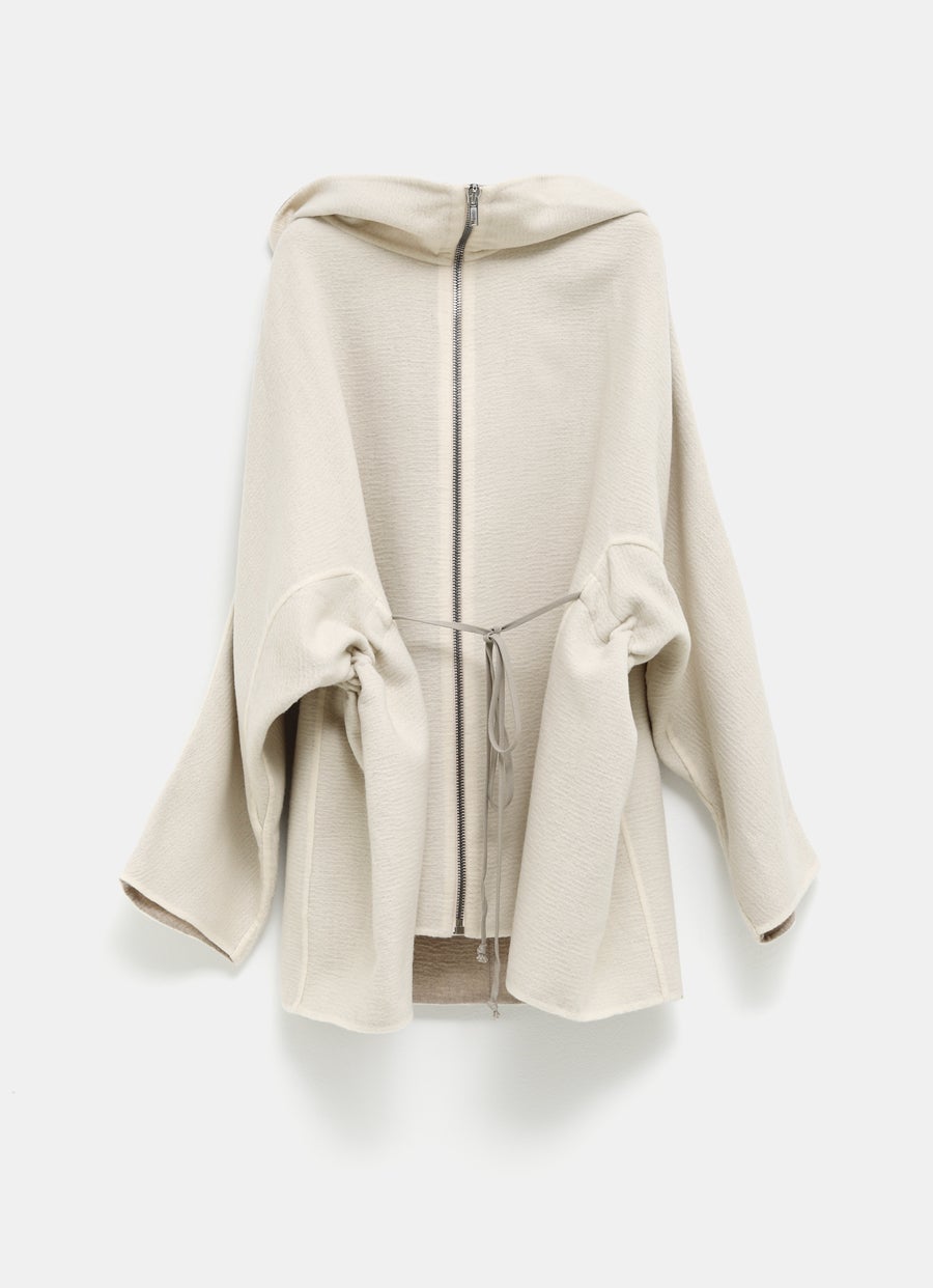 Chaqueta con cremallera y capucha