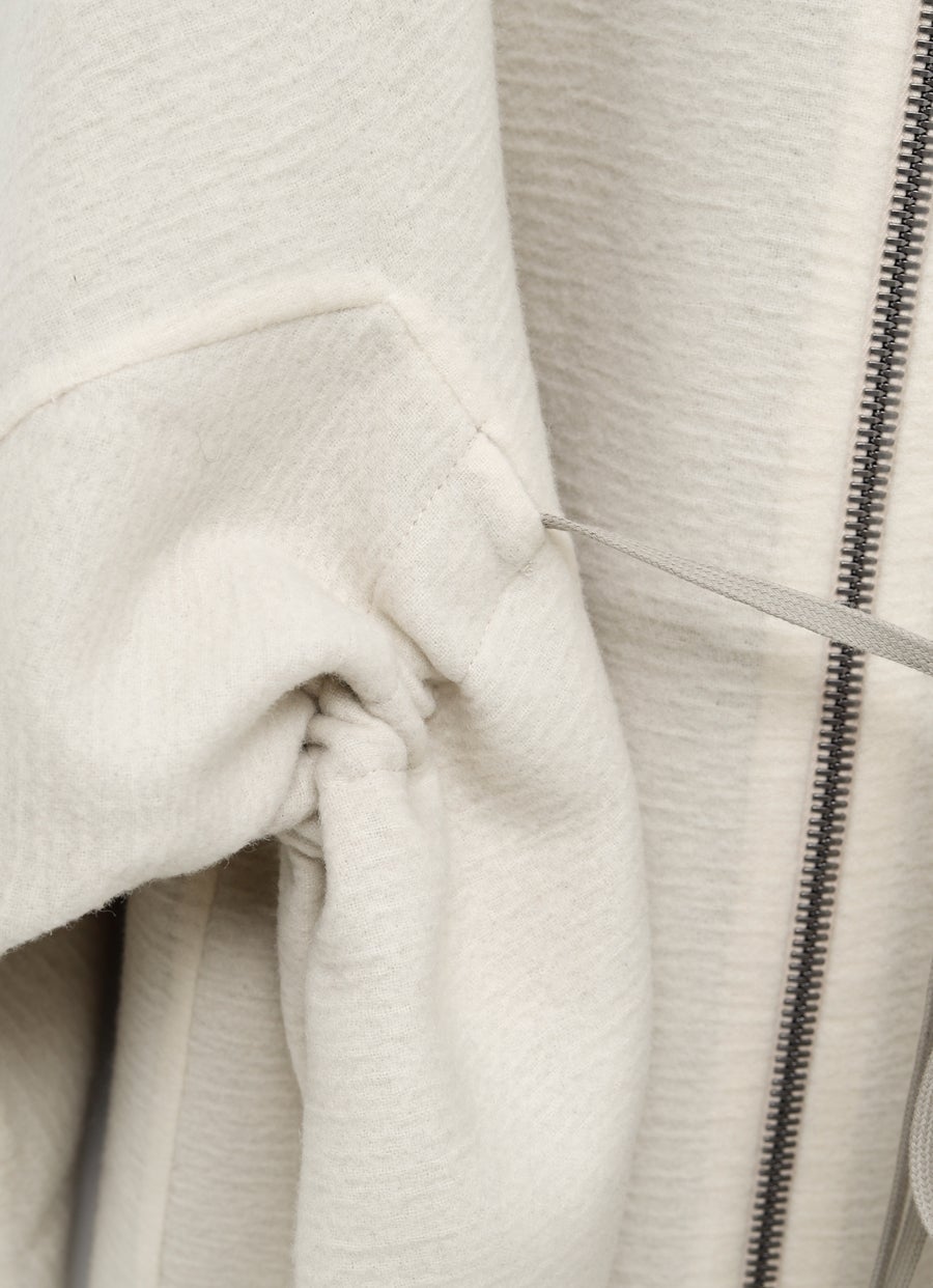 Chaqueta con cremallera y capucha