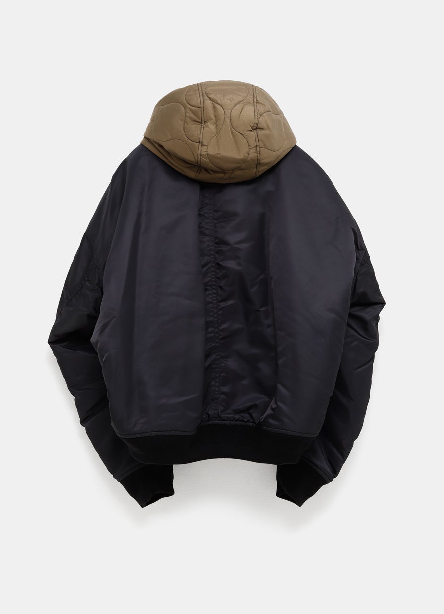 Chaqueta bomber con gorro extendido