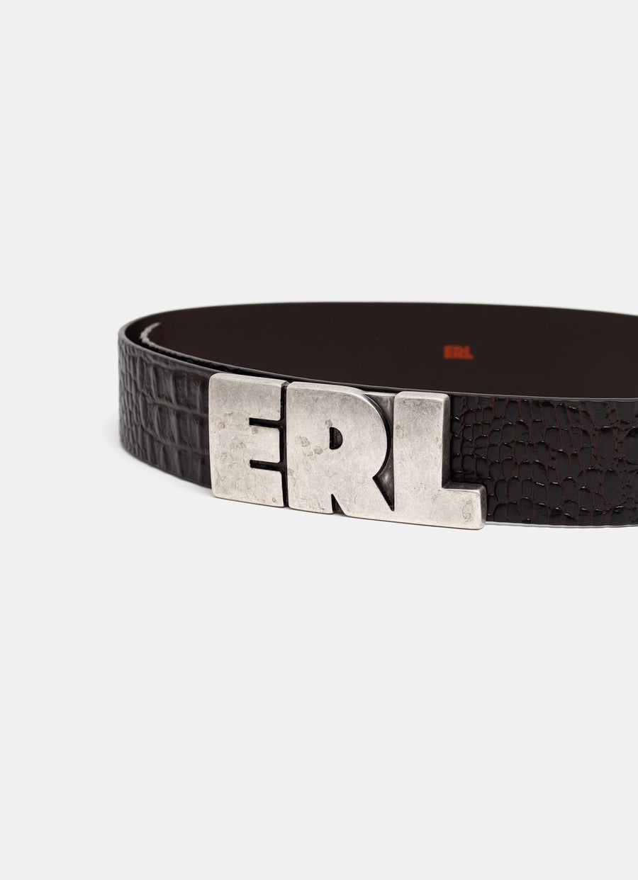 Cinturón con textura de cocodrilo