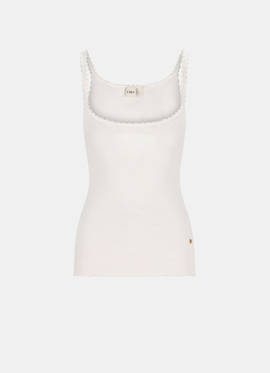 Top ajustado con encaje