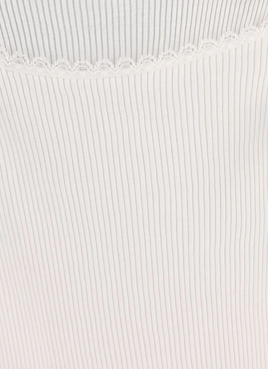 Top ajustado con encaje