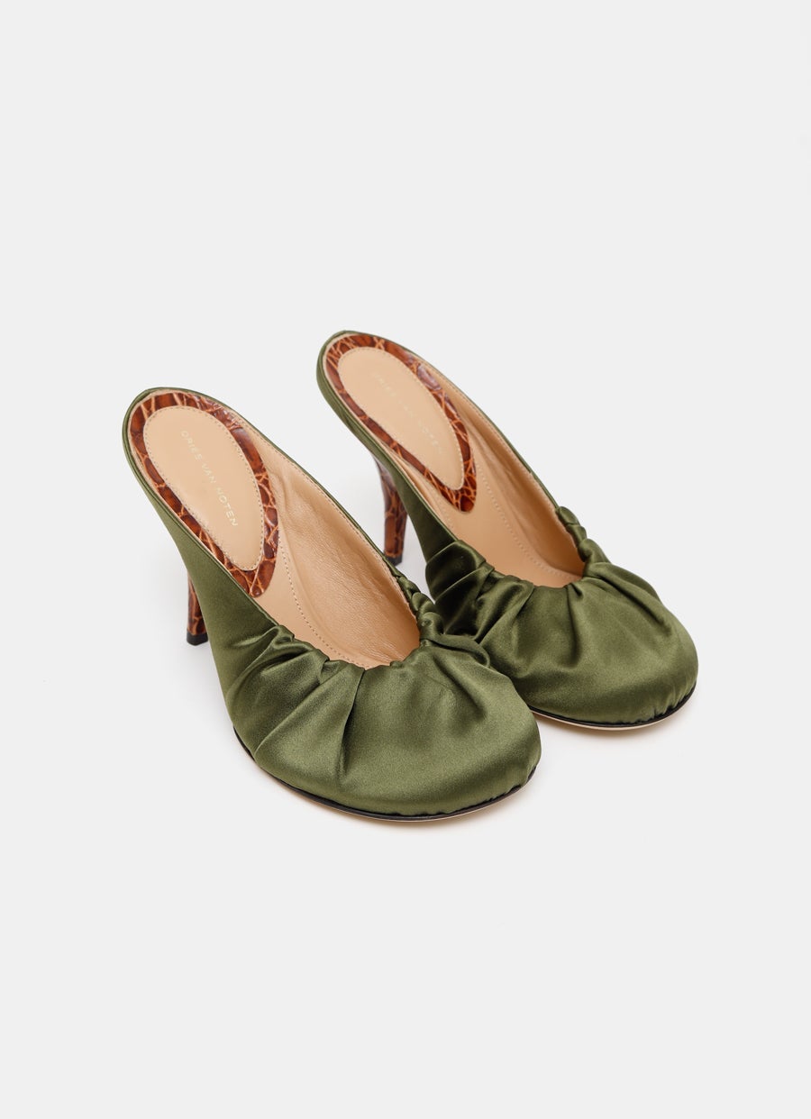 Mules de satén con tacón