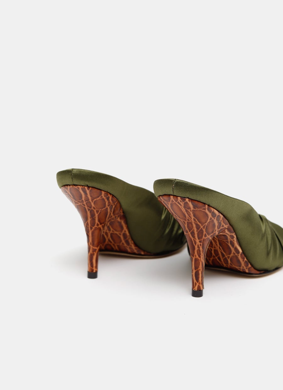 Mules de satén con tacón