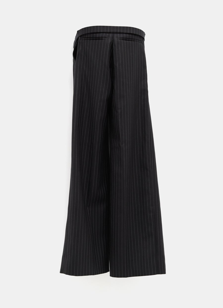 Pantalón a rayas colgado