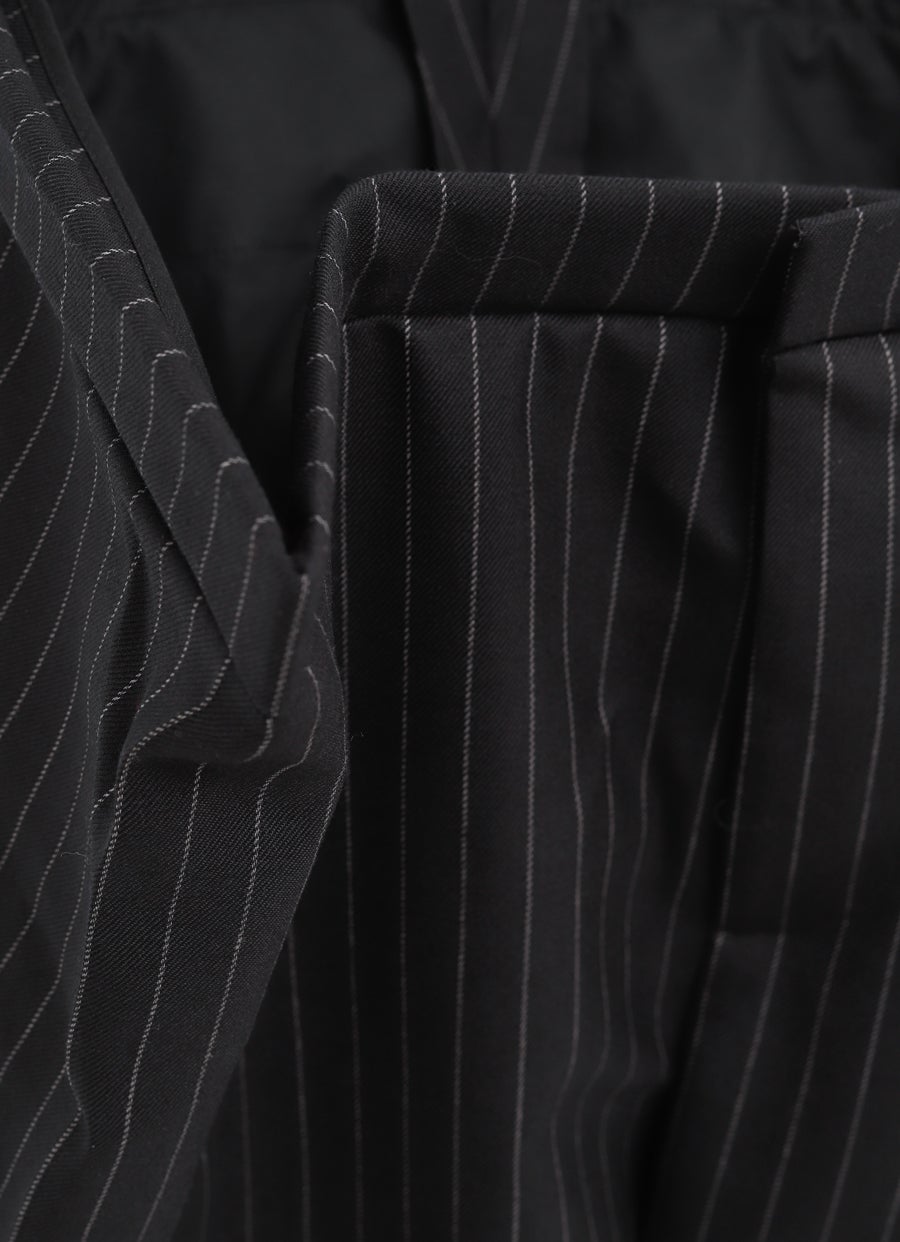 Pantalón a rayas colgado