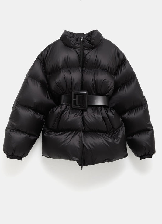 Plumífero entallado con cinturón