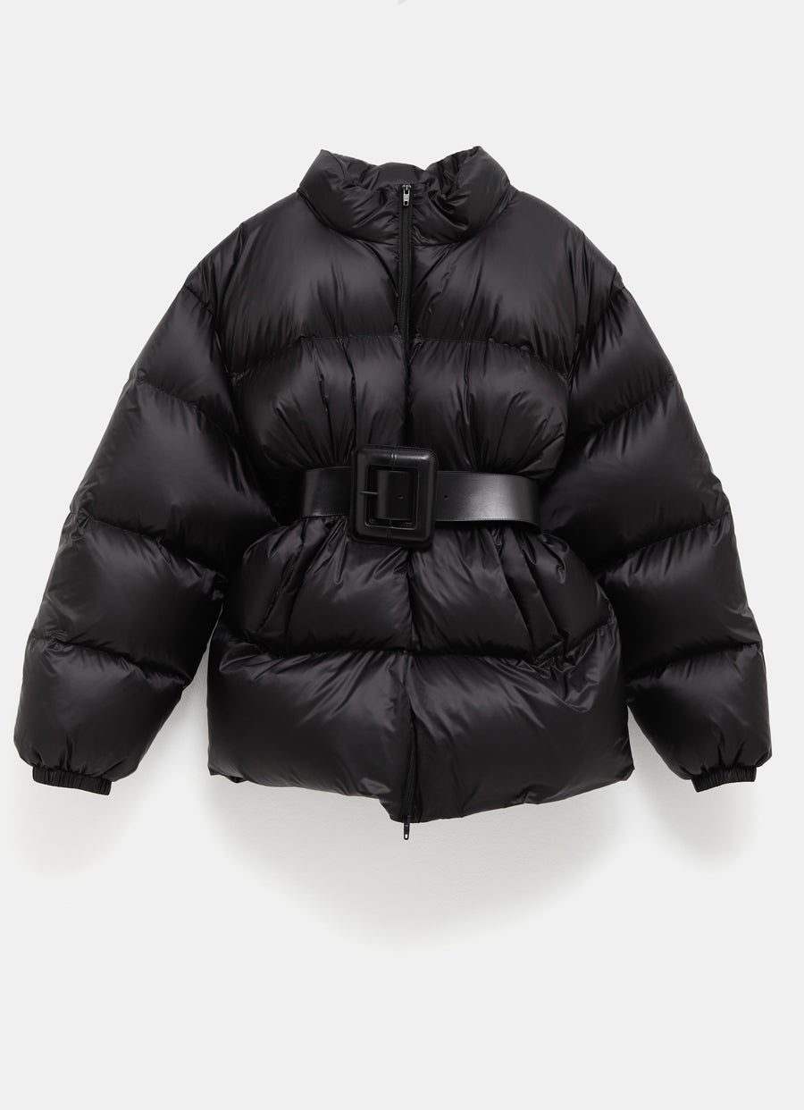 Plumífero entallado con cinturón