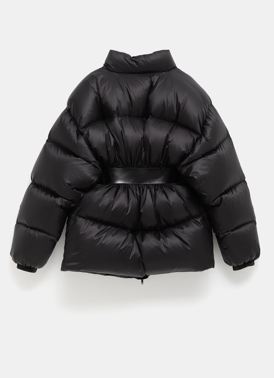 Plumífero entallado con cinturón