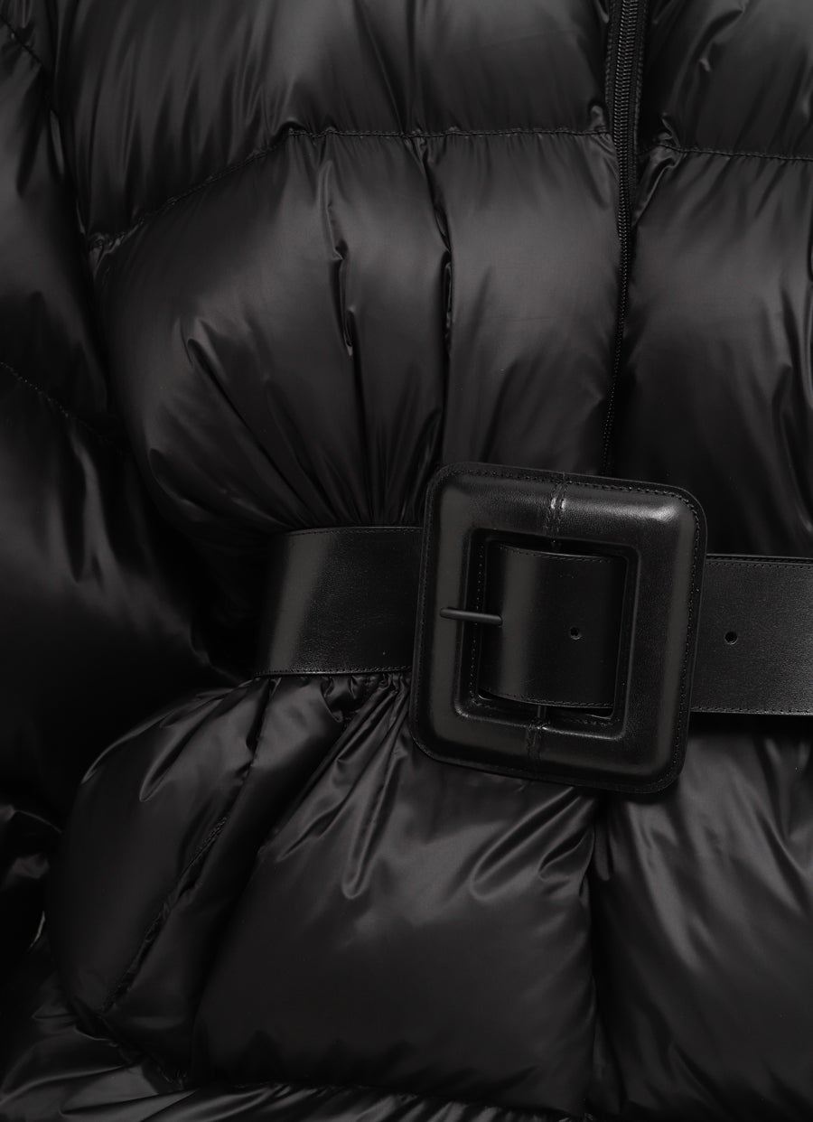 Plumífero entallado con cinturón