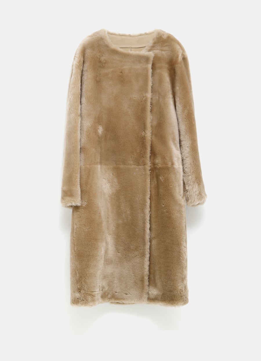 Abrigo sin solapas de pelo de cordero