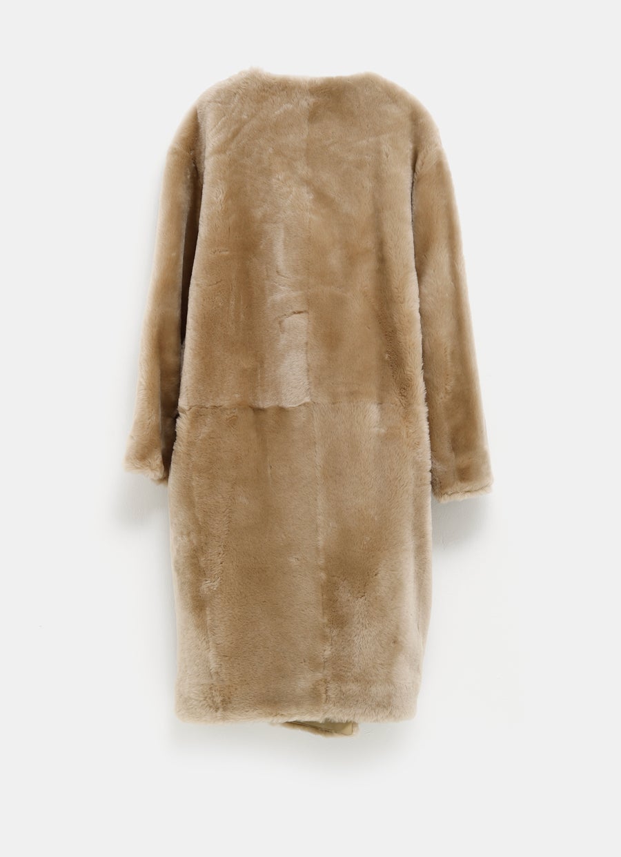 Abrigo sin solapas de pelo de cordero