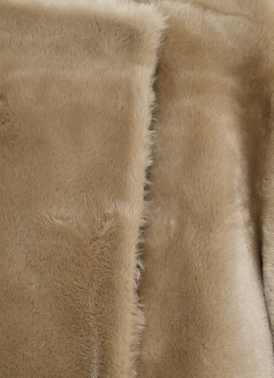 Abrigo sin solapas de pelo de cordero