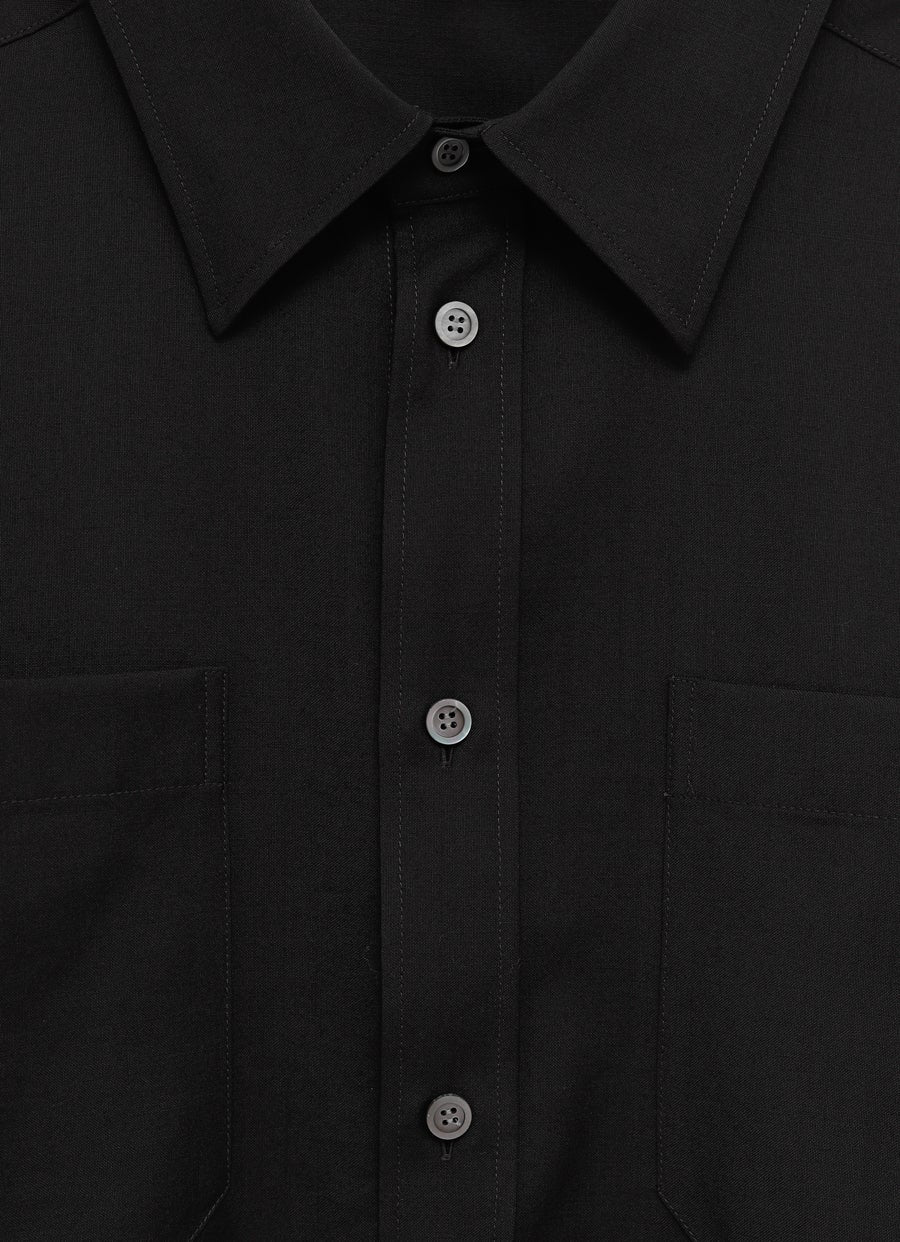 Camisa con bolsillos en el pecho para hombre