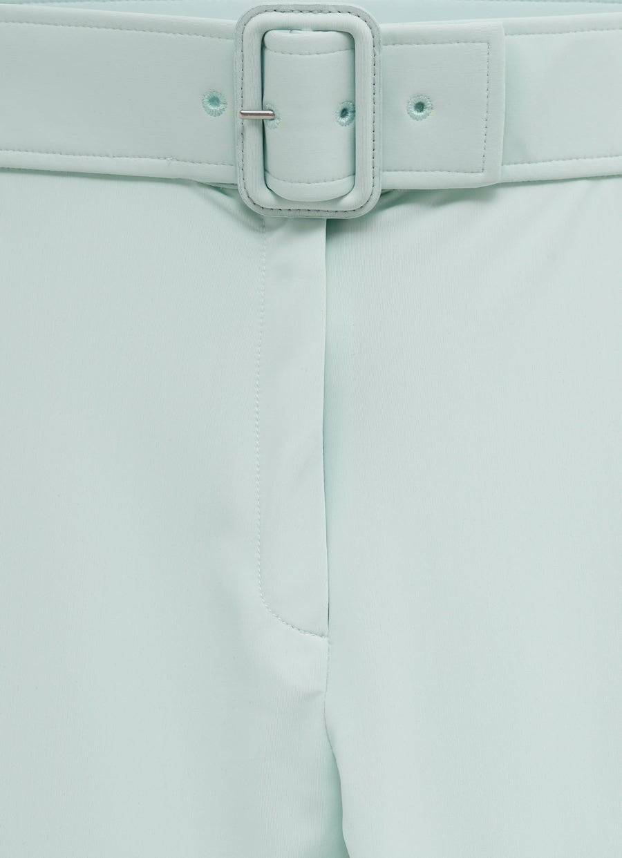 Pantalón ajustado con hebilla