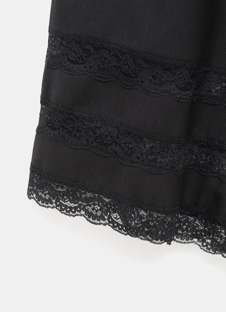 Pantalón corto con encaje