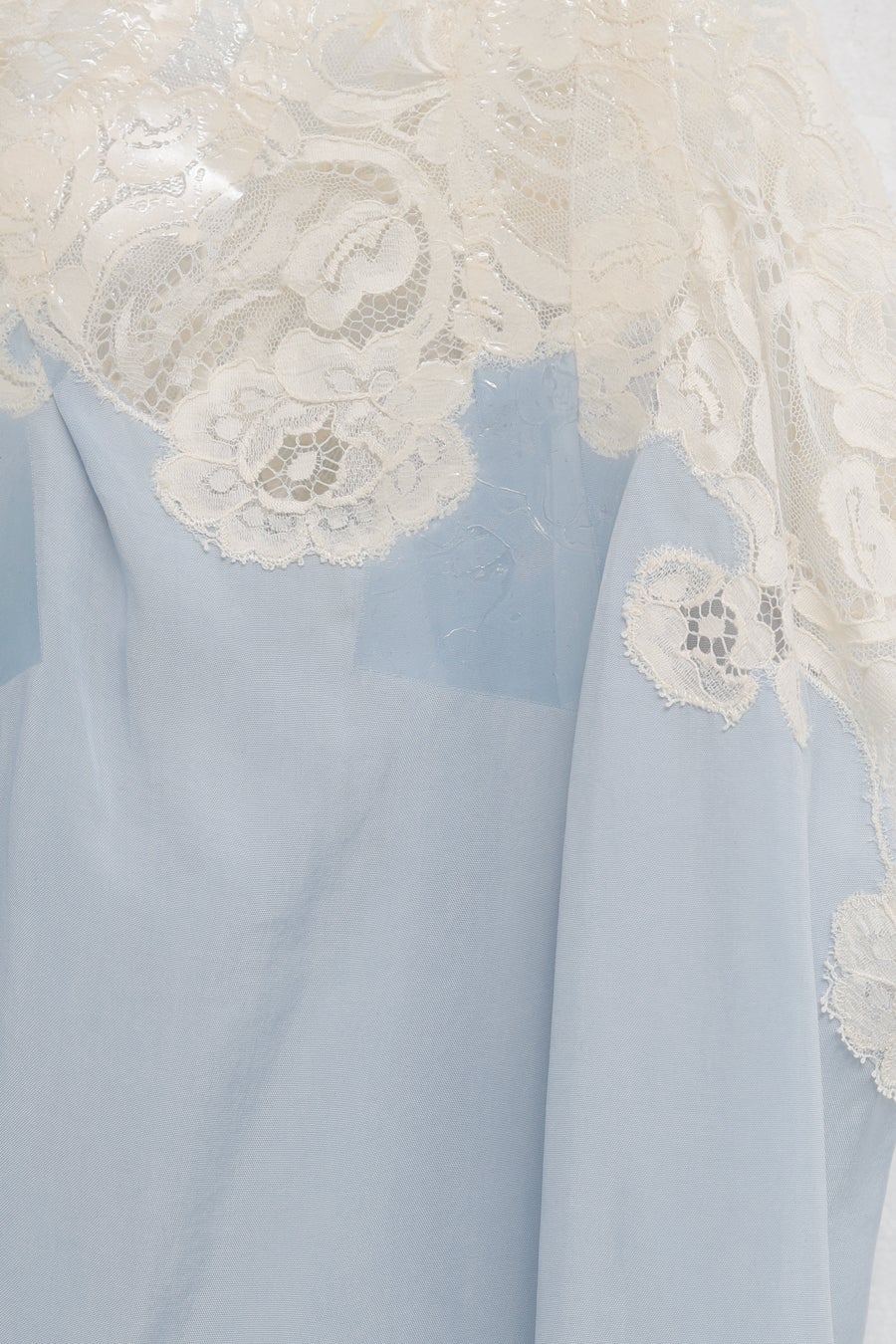 Vestido lencero con cinta