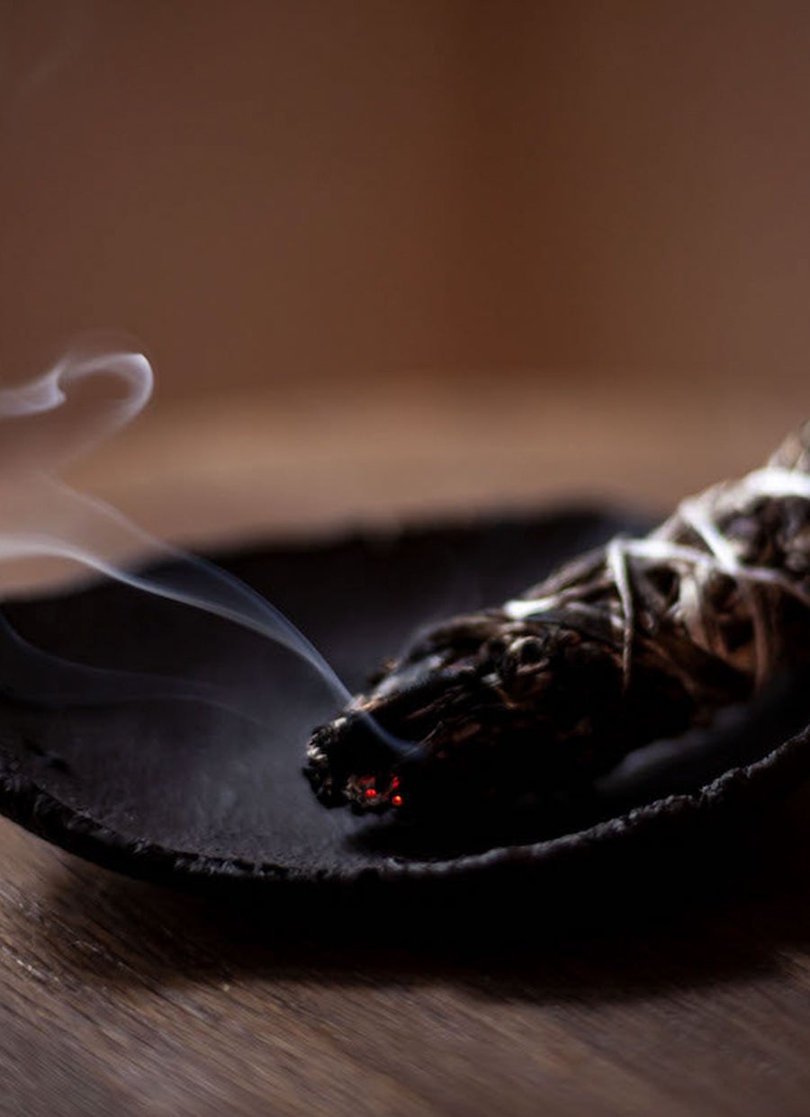 Ramillete de salvia blanca y yerba santa