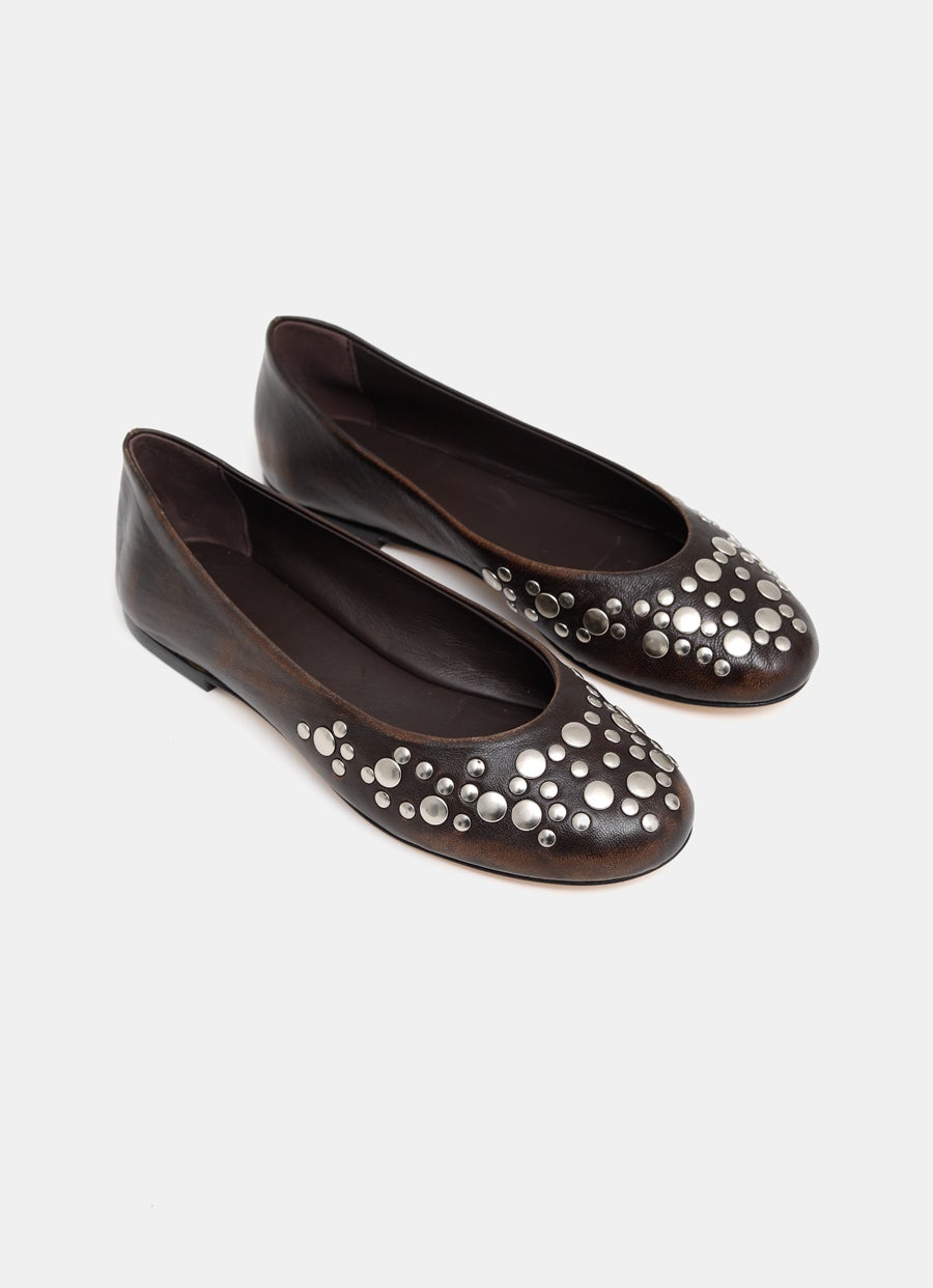 Bailarina con tachuelas en piel desgastada