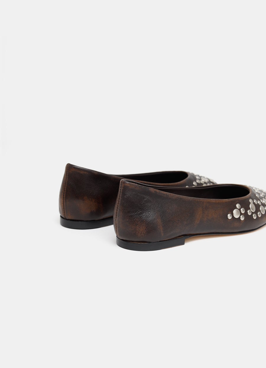 Bailarina con tachuelas en piel desgastada