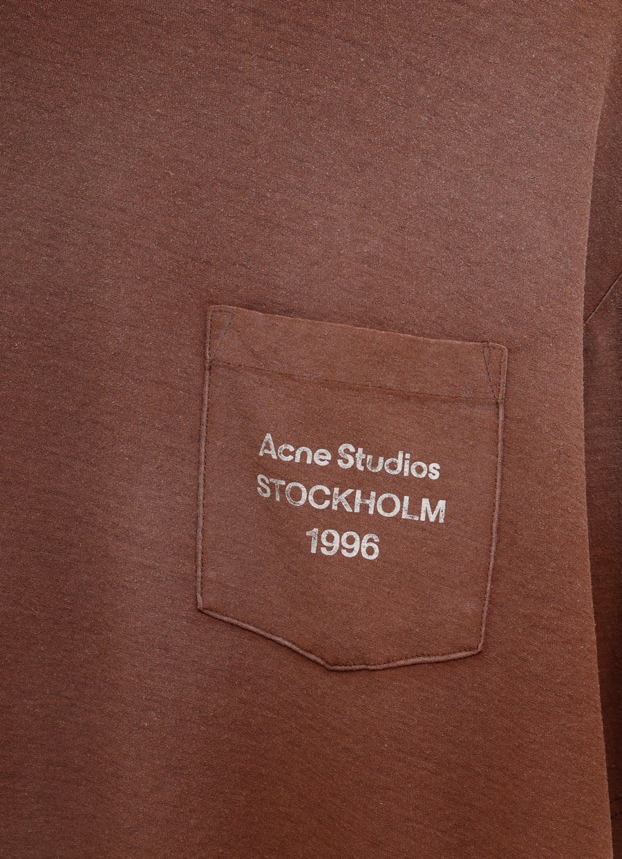 Camiseta con bolsillo y logo para mujer