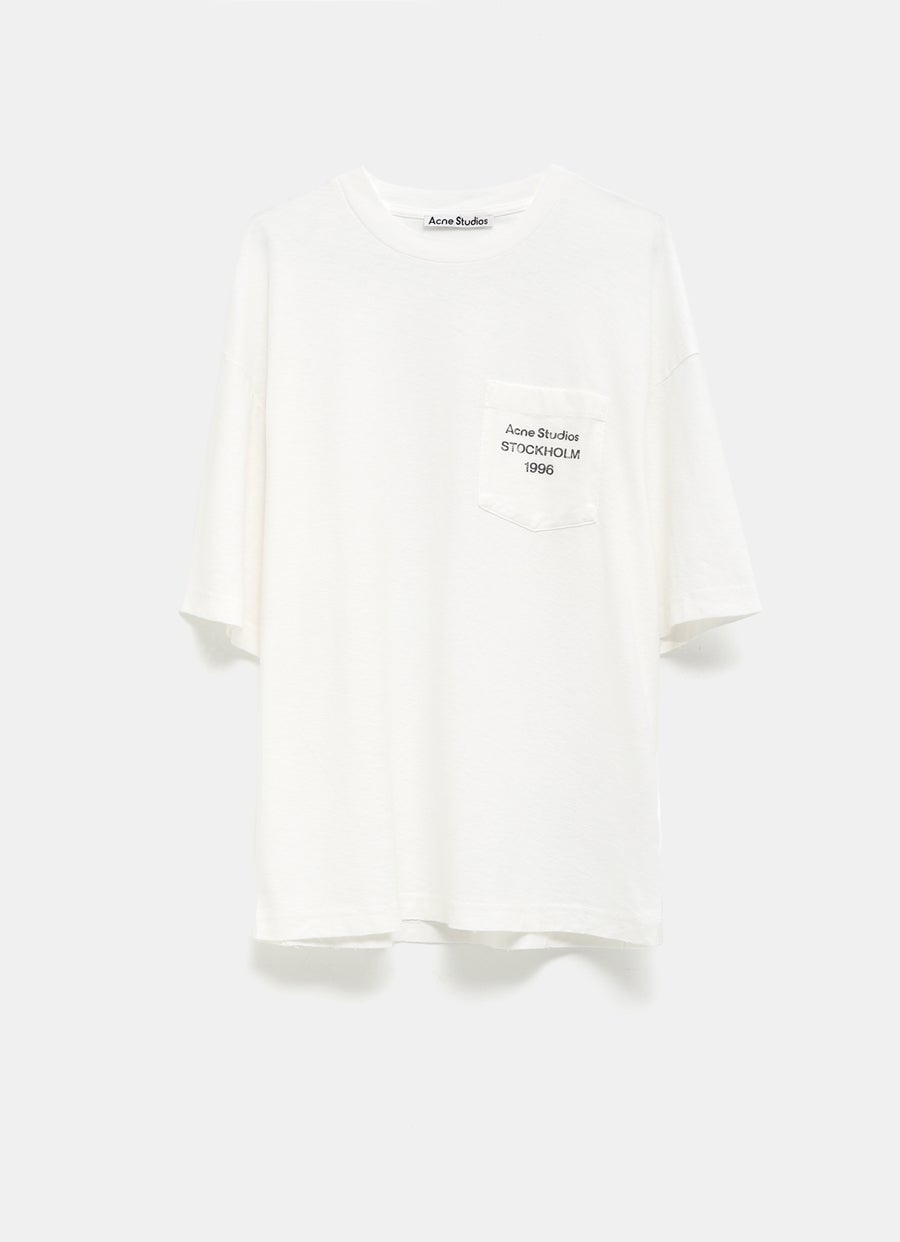 Camiseta con bolsillo y logo para hombre