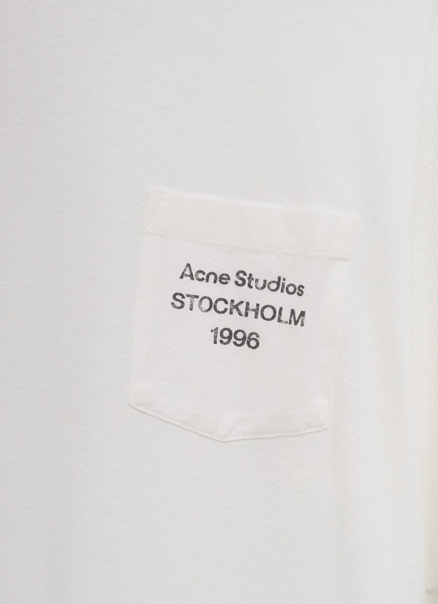 Camiseta con bolsillo y logo para hombre