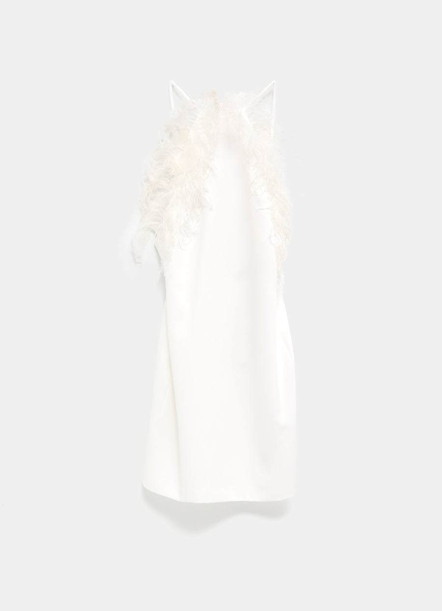 Vestido mini con plumas