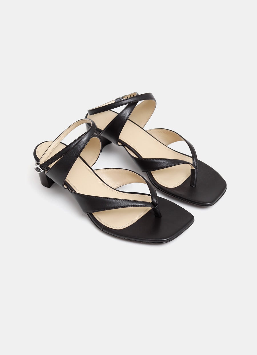 Sandalia con hebilla