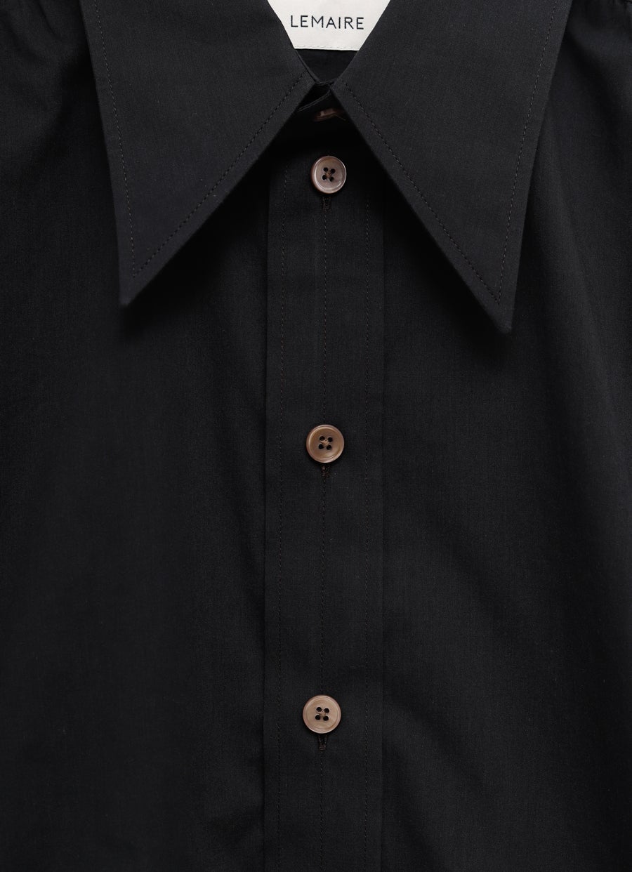 Camisa con cuello de punta para mujer