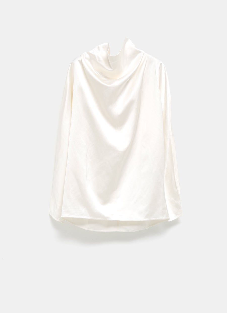 Blusa con lazada en el cuello