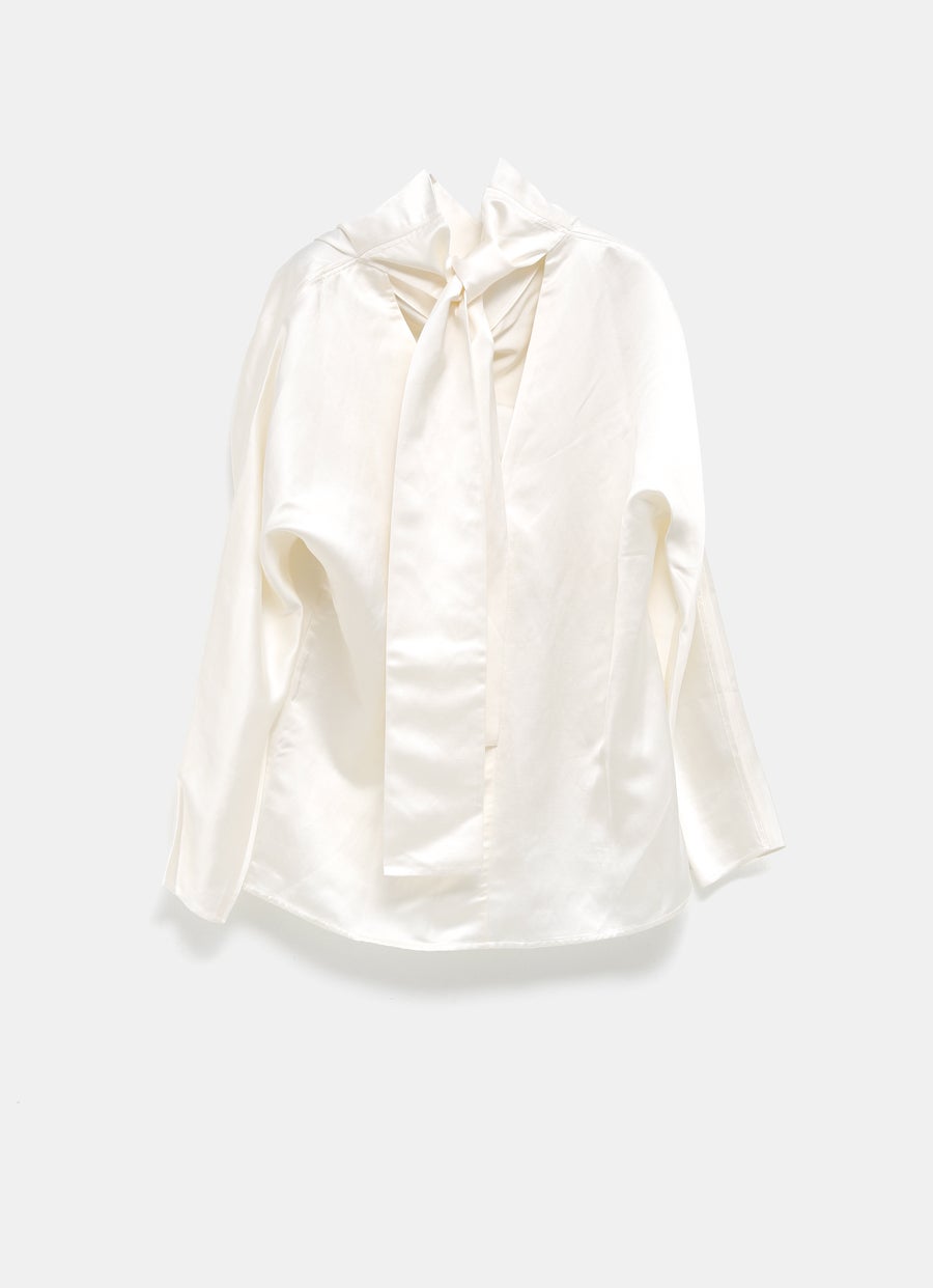 Blusa con lazada en el cuello