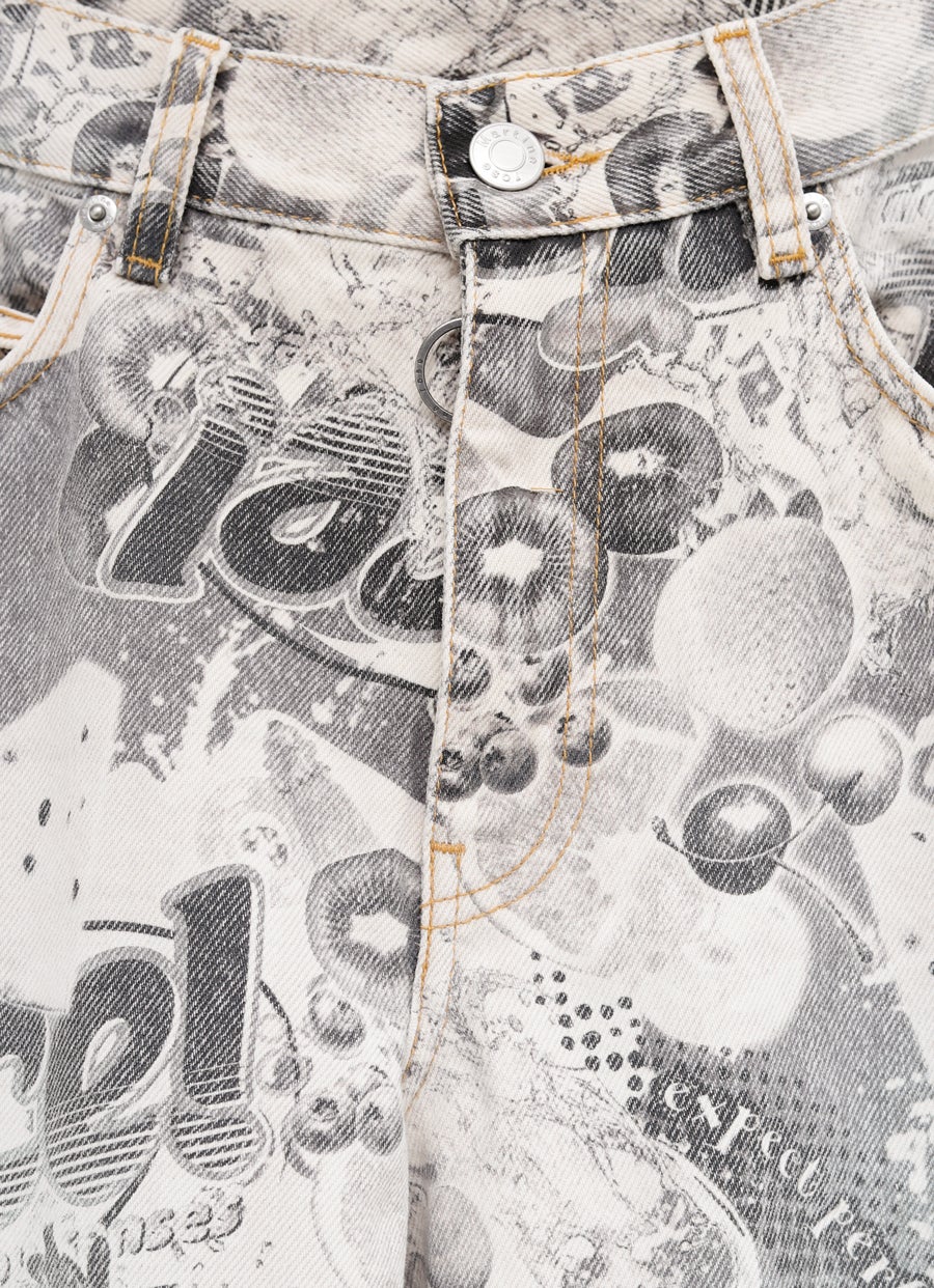 Pantalón vaquero con estampado integral