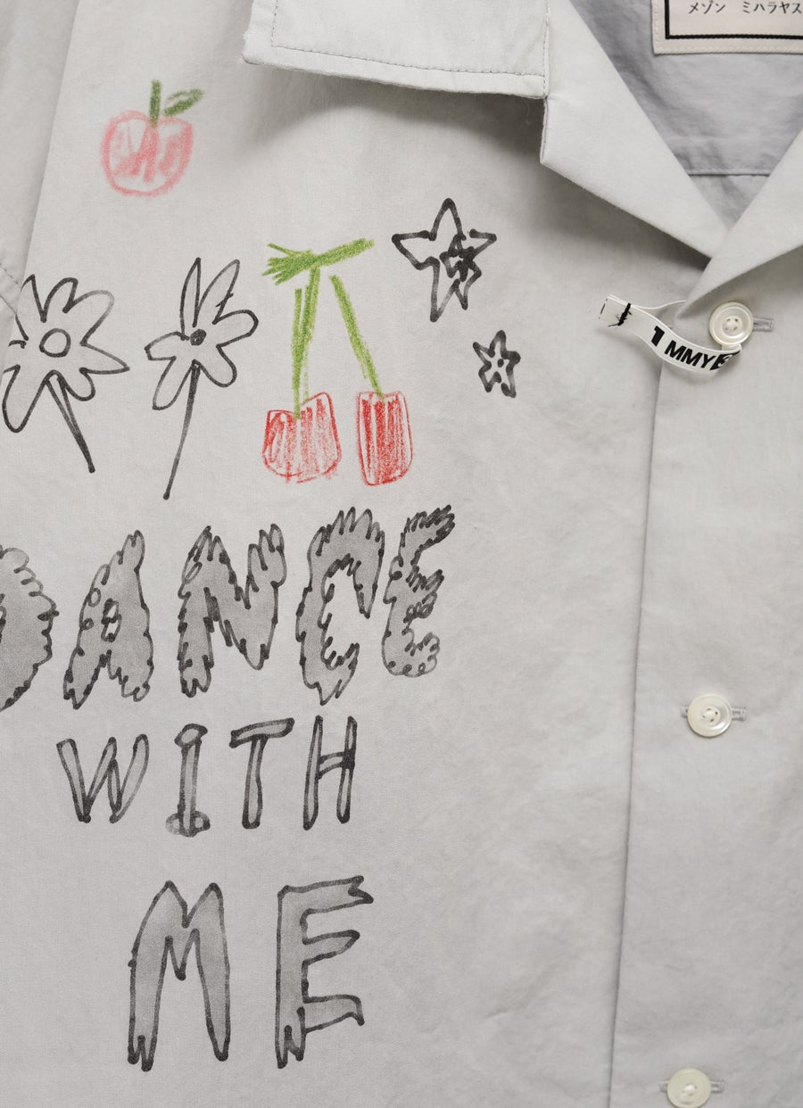 Camisa con estampado grafiti