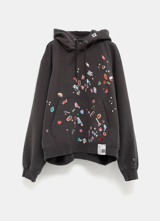 Sudadera con capucha y pegatinas